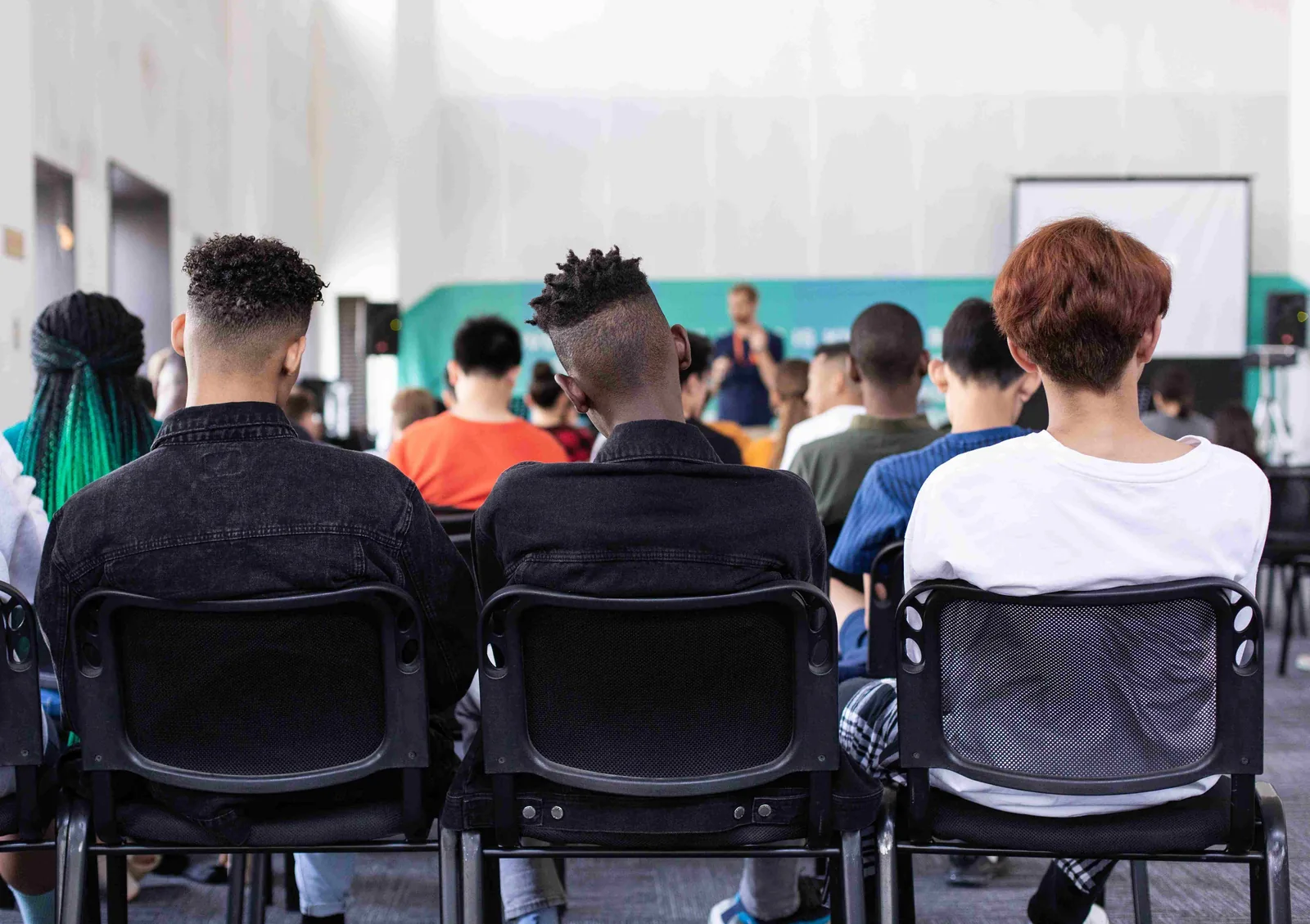 Studierende hören einer Vorlesung über KI in der Bildung zu