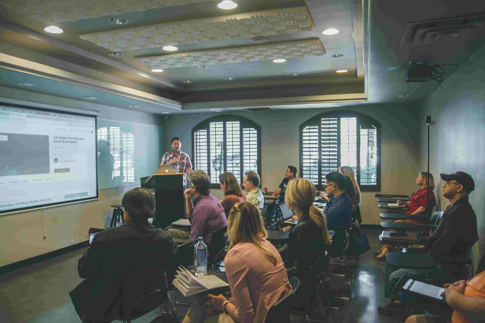Vorlesung über Startups und Business im Licht der KI-Bildung